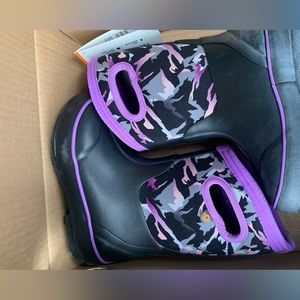 Toddler girls size 9 bogs